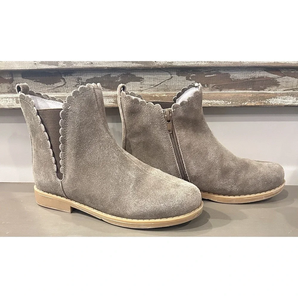 L'amour Girls Nicola Scalloped Chelsea Boot Size 3 Taupe Suede Booties EUC